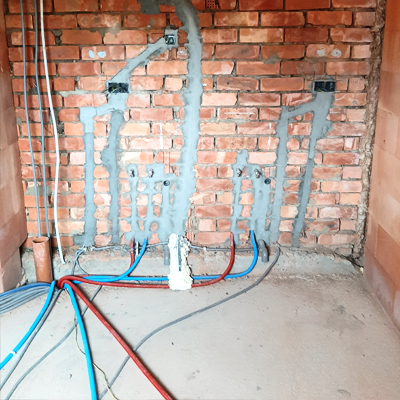 elektrische leidingen in muur